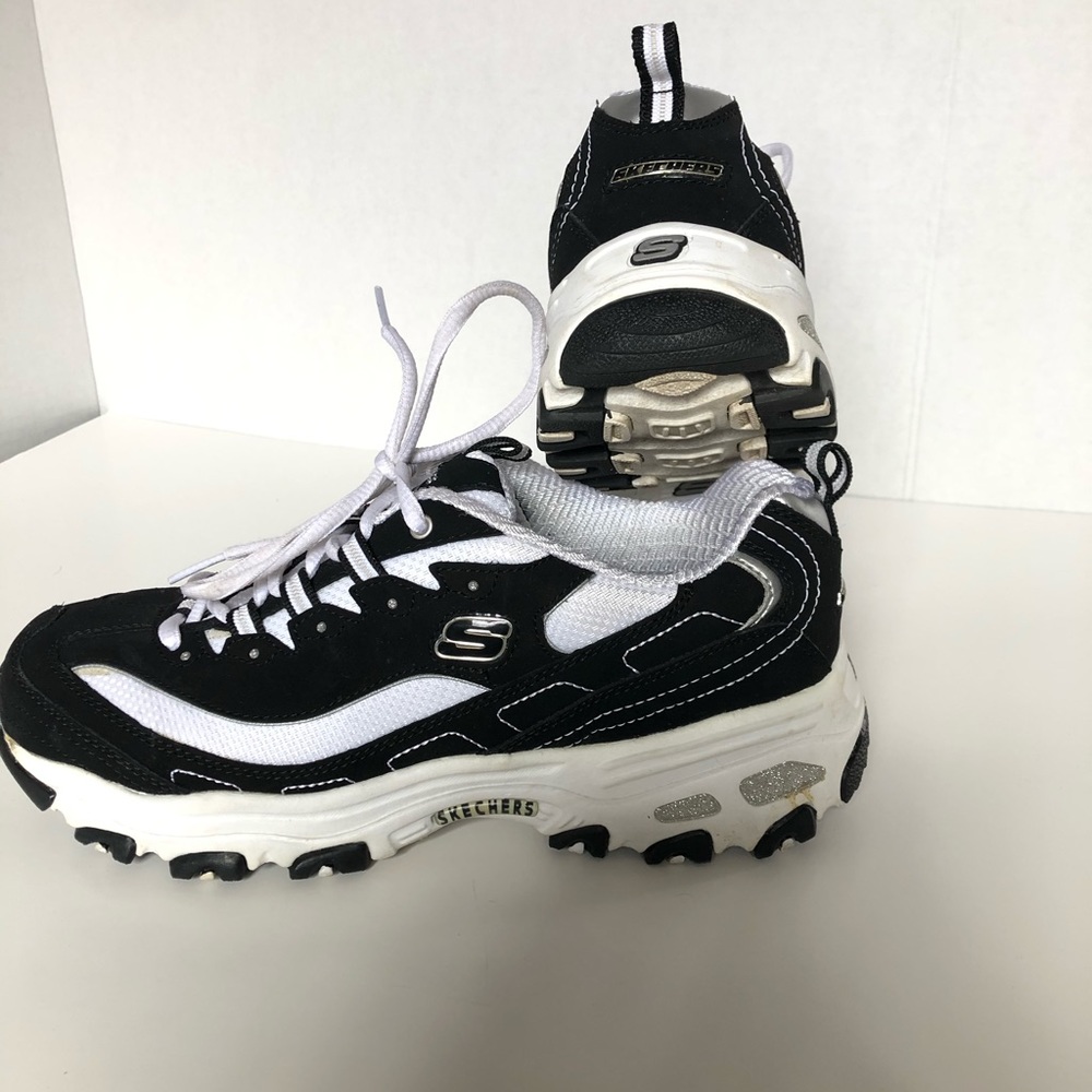 EUC Skechers tennis shoes 👟